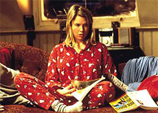 Bridget Jones en pyjama sur son canapé