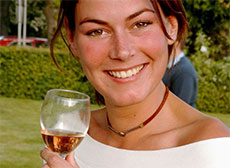 Une femme boit du vin