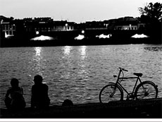 Amoureux en week end au bord de l'eau