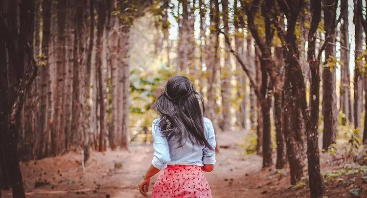 femme qui fuit en courant dans les bois