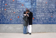 Amoureux devant le mur des je t'aime - endroit romantique