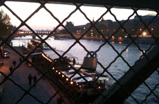 Il y a aussi un pont à Paris pour accrocher les cadenas des amoureux.