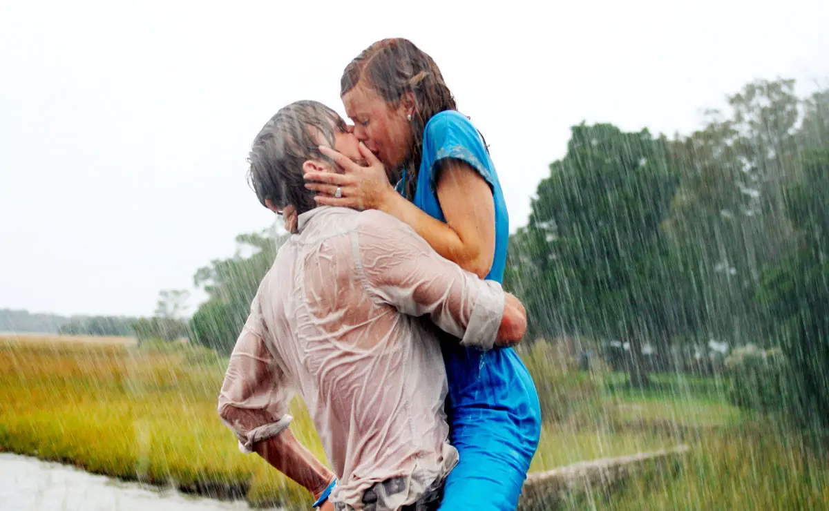 N'oublie jamais scène du baiser sous la pluie
