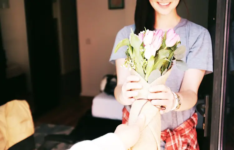 J'ai testé se faire livrer un bouquet de fleurs au travail - Les Bridgets