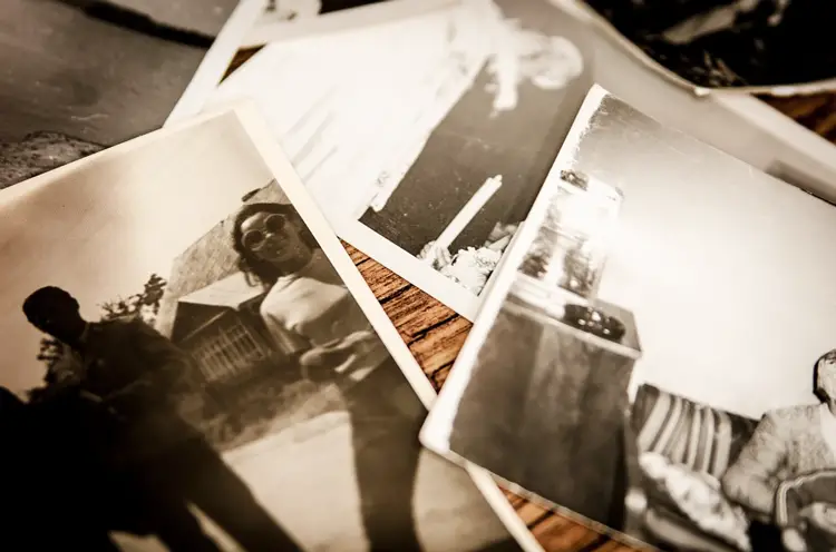 photos de personnes en noir et blanc posées sur une table