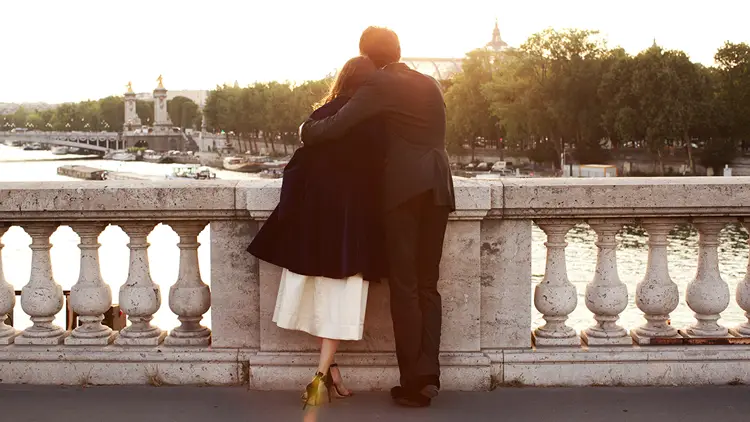 couple amoureux pont paris