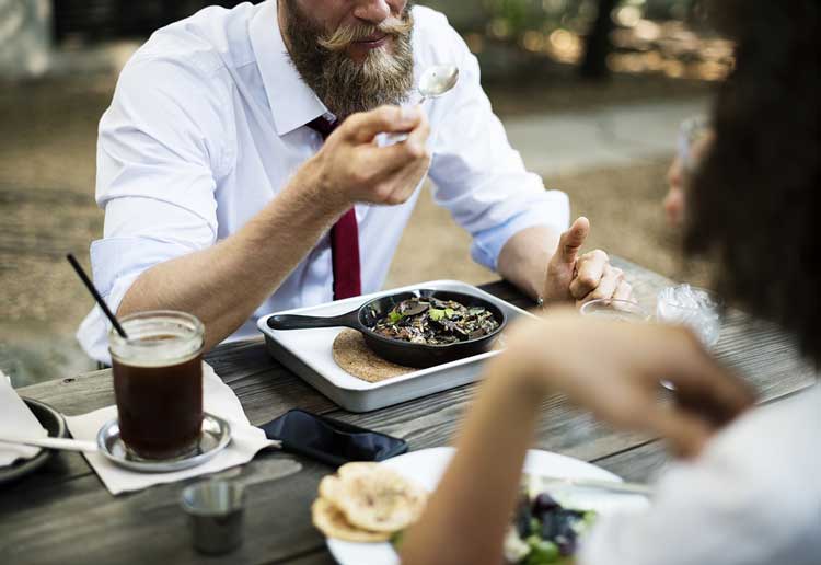 Les choses à éviter et à faire lors d’un premier dîner