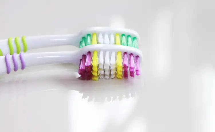 2 brosses à dents manuelles blanche aux poils multicolores
