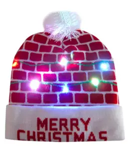 bonnet de noel avec led lumineuses partie rouge avec des briques et Merry Christmas écrit sur la partie blance en haut du front