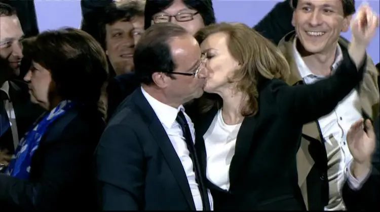 François Hollande et Valérie Trierweiler s'embrassent