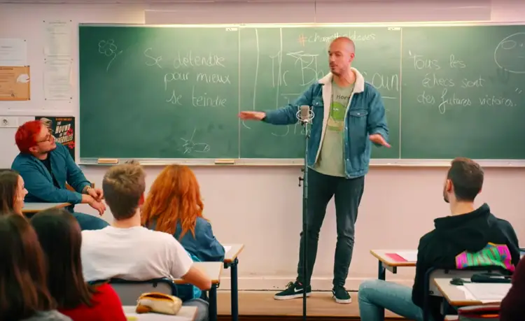 VIDEO : Le Youtubeur Carlito et sa première fois où une fille lui a mis des doigts dans le cul