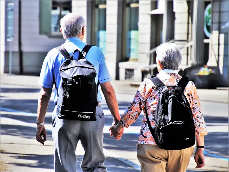 couple de seniors de dos qui se tient main dans la main