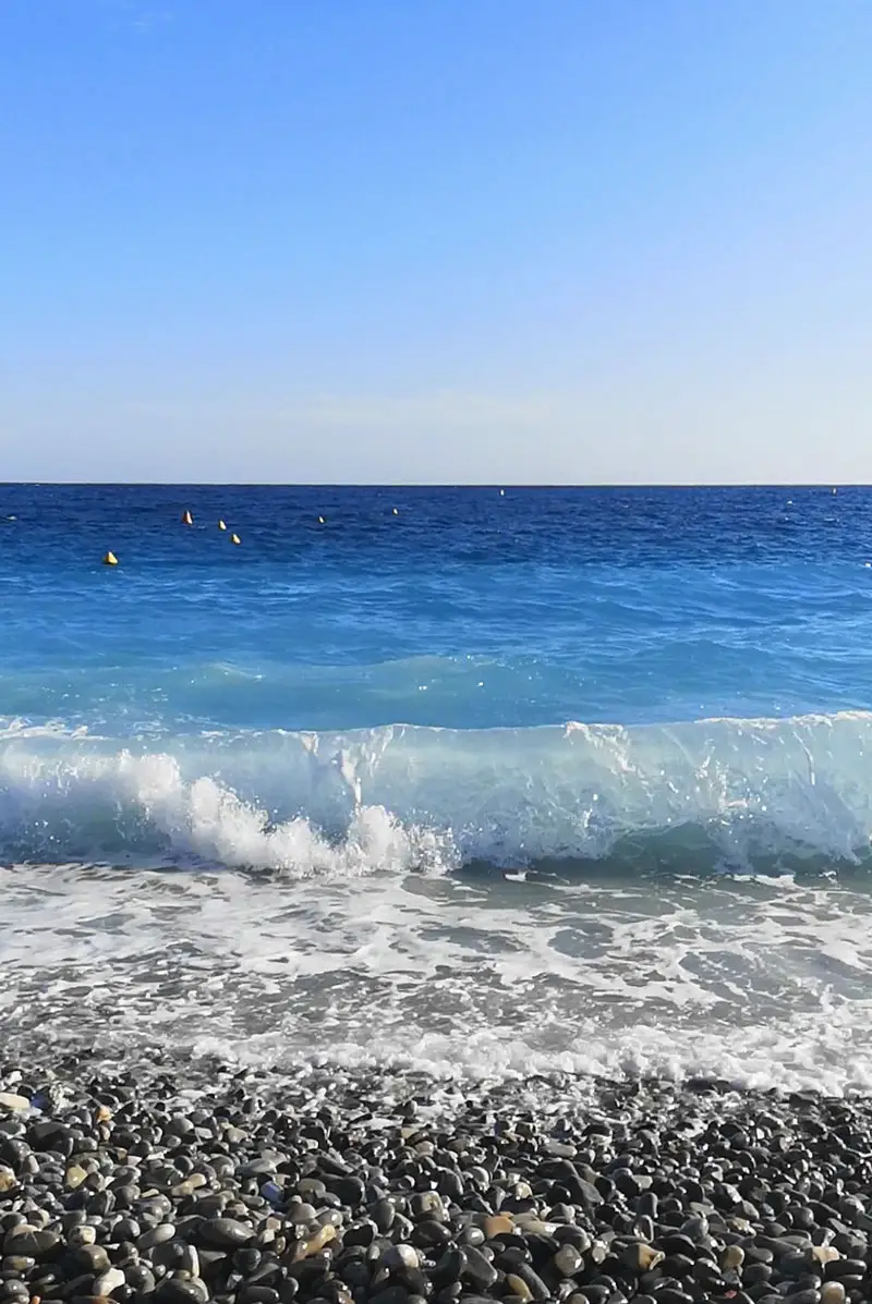 Bord de la plage avec galets à Nice