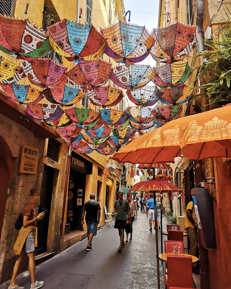 Parapluies colorés suspendus dans une ruelle du vieux Nice