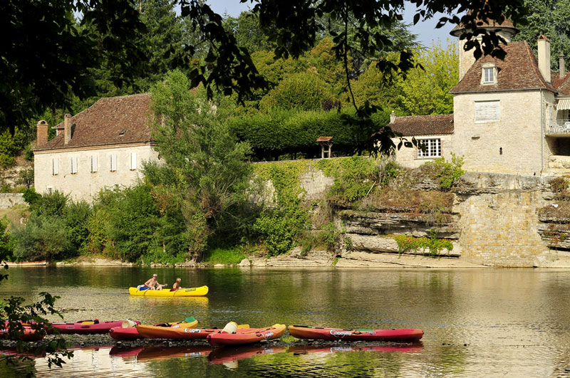 Canoës et Kayak sur la rivière en Dordogne