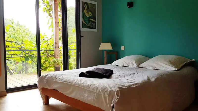 chambre airbnb avec terrasse arborée à besançon