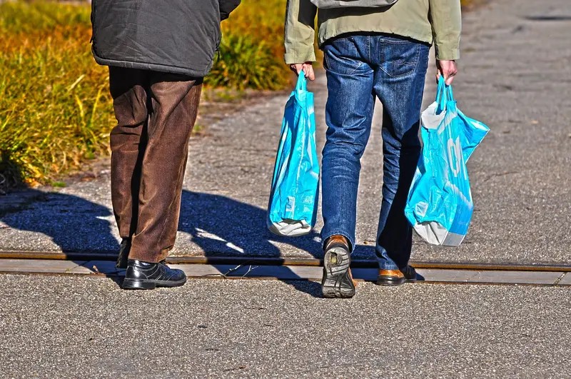 hommes courses avec sac plastique non écolo