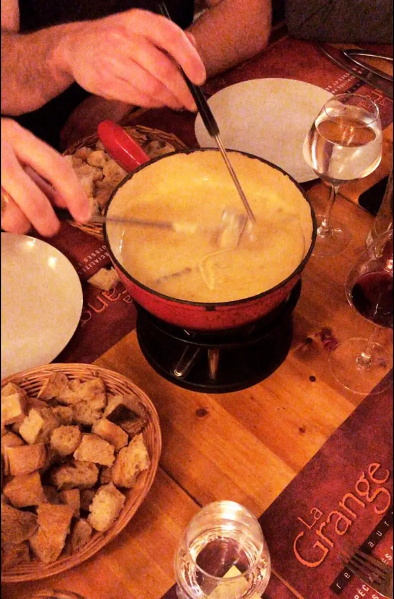 casserole de fondue savoyarde au restaurant la Grange