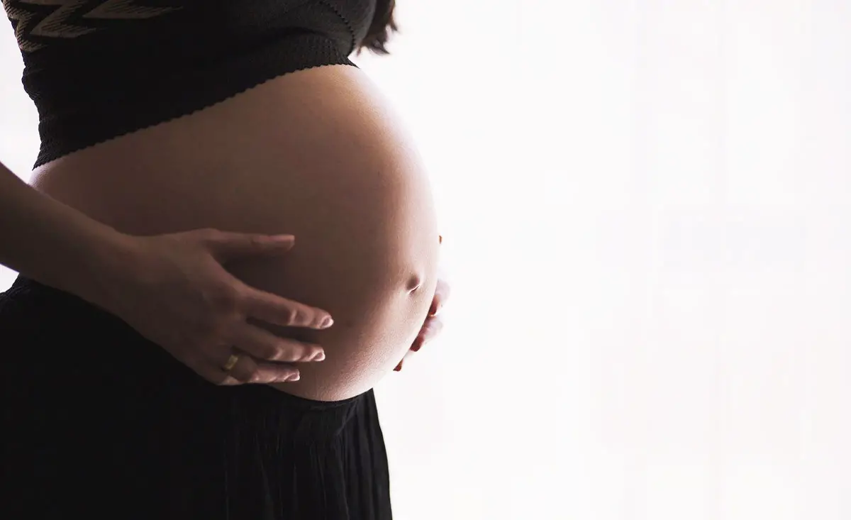 ventre d'une femme enceinte qui se touche le ventre