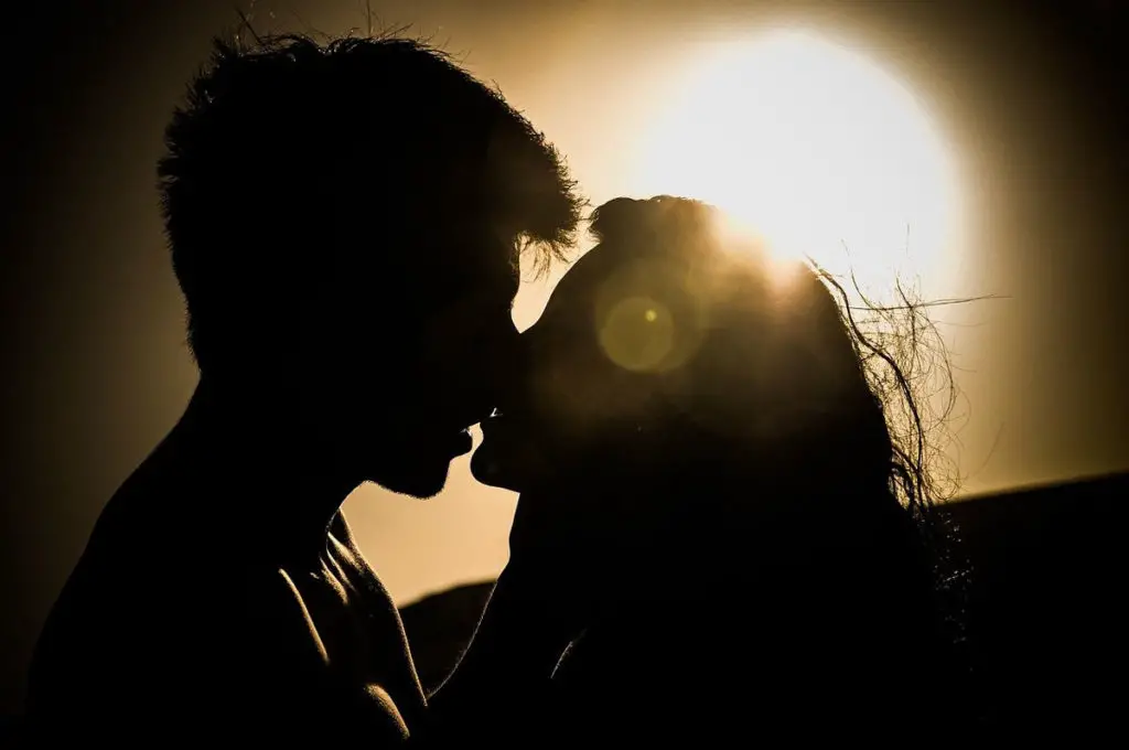 Risques Covid 19 : s’embrasser ou faire l’amour ?