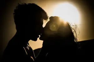 Risques Covid 19 : s'embrasser ou faire l'amour ?