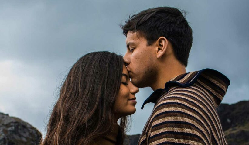 homme qui fait un bisous sur le front à une femme